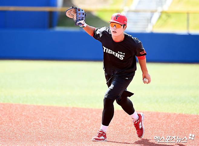 24일 일본 오키나와 카데나 구장에서 열리는 기아 타이거즈와 WBC 대표팀의 연습경기에 앞서 KIA 오선우가 훈련을 하고 있다. 엑스포츠뉴스 DB