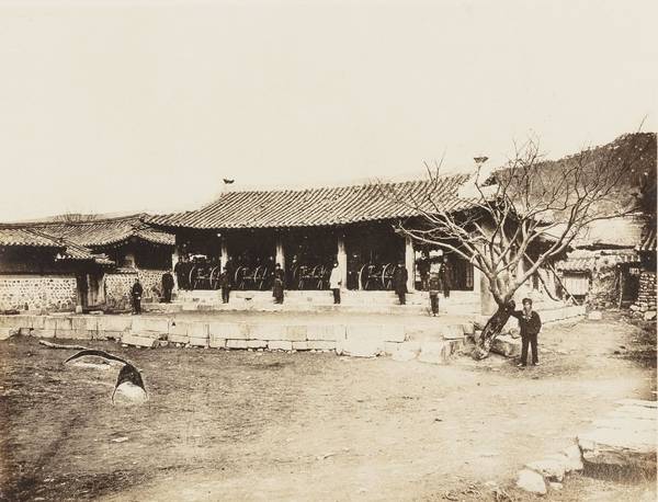 1876년 당시 일본인이 찍은 강화도조약 체결지 연무당. /인천시립박물관 제공