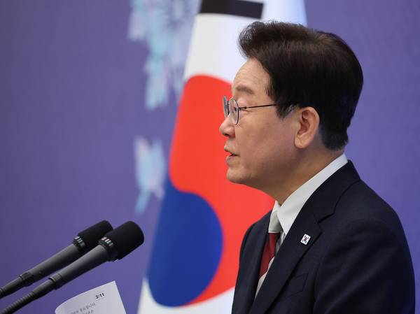 더불어민주당 중앙당이 6·3 지방선거 출마자들에게 이재명 대통령의 사진과 영상을 선거에 활용하지 말라는 공지를 내리자 당내 친명계가 발칵 뒤집혔다. 사진은 지난 3일 이 대통령이 청와대에서 열린 에마뉘엘 마크롱 프랑스 대통령 국빈 방한 환영 오찬에서 환영사를 하고 있는 모습. 2026.4.3 /연합뉴스