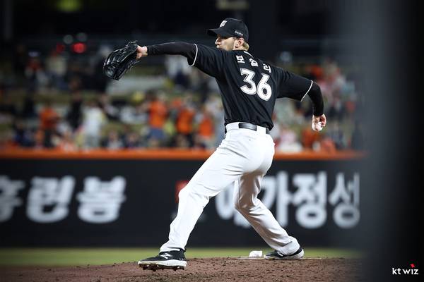 프로야구 수원 kt wiz의 외국인 투수 케일럽 보쉴리가 완벽한 투구를 선보이며 팀을 연패 위기에서 구해냈다. 사진은 지난달 31일 한화 이글스와의 경기에서 투구 중인 kt wiz 보쉴리. /kt wiz 제공