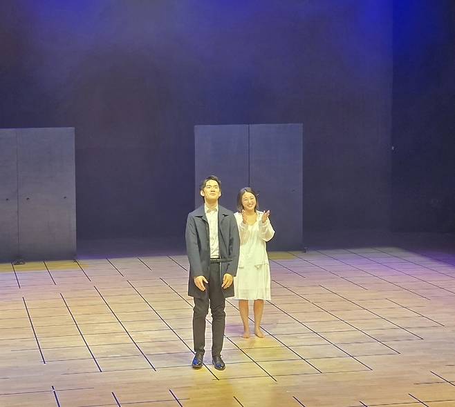 ▲ 연극 십번기 주인공 정훈역 장준혁(왼쪽), 최연희역 최다영.