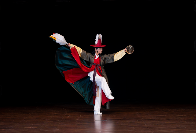 경기도무용단 이진택 단원의 '진쇠춤'. 사진=경기아트센터