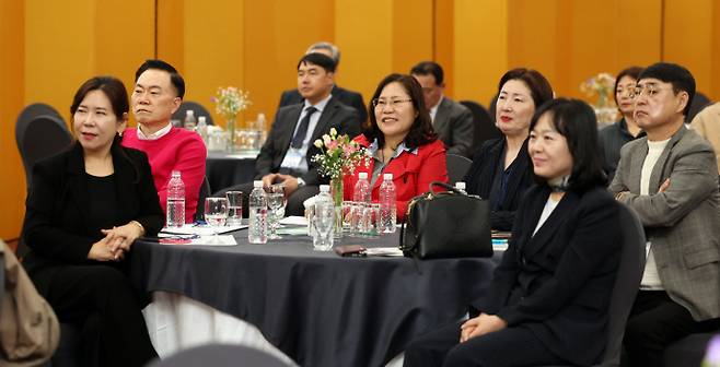 원우들이 더불어민주당 박지원 국회의원의 강의를 듣고 있다. /임문철 기자 35mm@namdonews.com