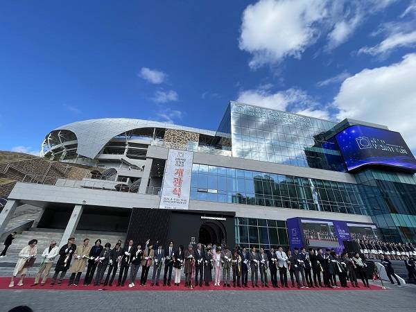 지난 4일 김해시립김영원미술관 개관식에서 관계자들이 테이프 컷팅식을 하고 있다.