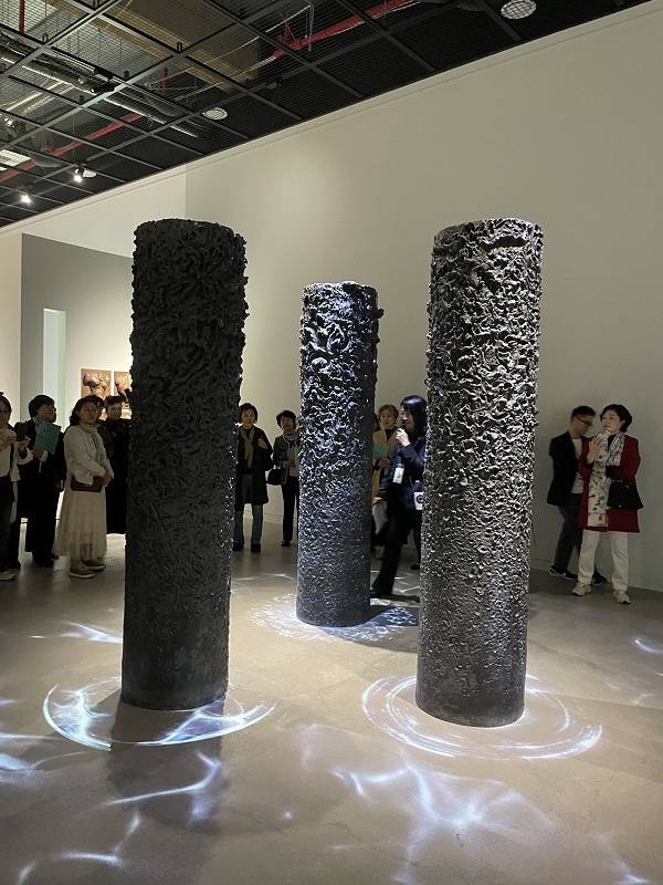 김영원 작가 작품 전시 모습.