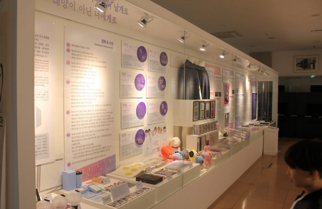 ‘아미‘ 50여명이 자발적인 소장품 기증으로 조성된 BTS X ARMY 전시관 모습./한국대중음악박물관 제공