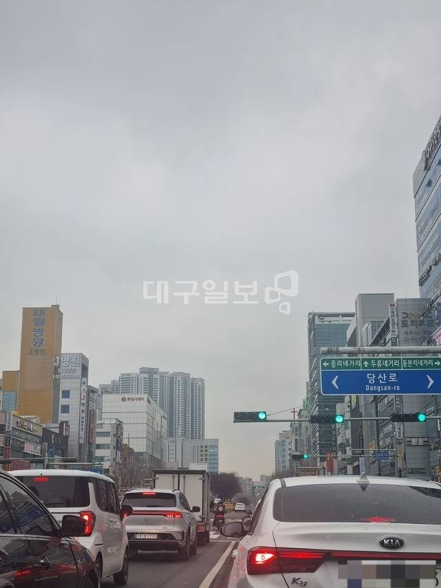 미세먼지로 가득한 도심속 하늘(박성윤 기자)