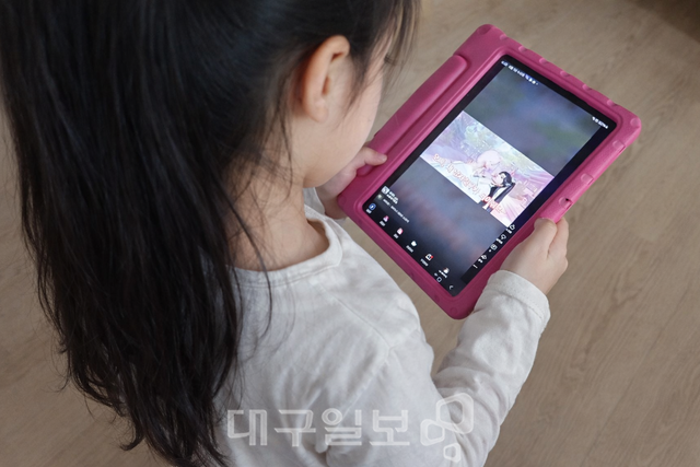 한 초등학생이 SNS를 통해 영상을 보고 있다. 김명규 기자