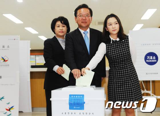 2016년 4월 13일 20대 총선 대구수성갑 더불어민주당의 김부겸 후보가 부인 이유미 씨, 딸 현수 양(배우시절 예명 윤세인)과 함께 대구 수성구 만촌동 주민센터에서 투표를 하고 있다. 김 후보는 31년만에 민주당 계열 후보로 당선되는 당시로선 기적으로 불렸던 승리를 거뒀다. 2016.4.13 ⓒ 뉴스1 DB