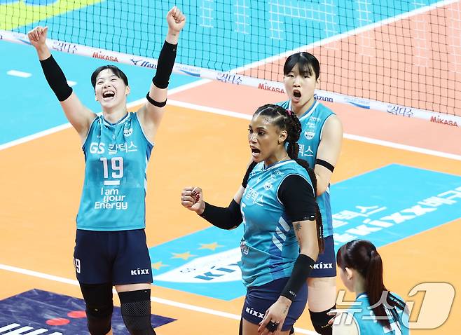 5일 오후 서울 중구 장충체육관에서 열린 2025-2026 진에어 V리그 여자부 챔피언결정전 3차전 GS칼텍스와 한국도로공사의 경기, GS칼텍스 지젤 실바가 유서연 등 동료들과 득점 후 기뻐하고 있다. 2026.4.5 ⓒ 뉴스1 김민지 기자