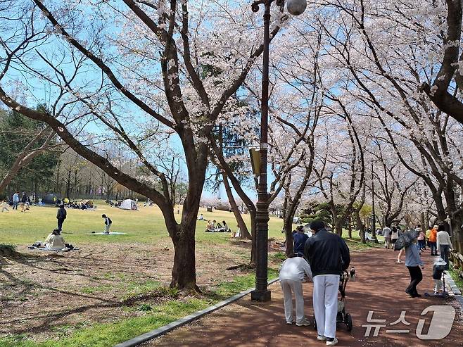 광주 우치공원에 상춘객들의 발길이 이어지고 있는 모습.2026.4.5/뉴스1