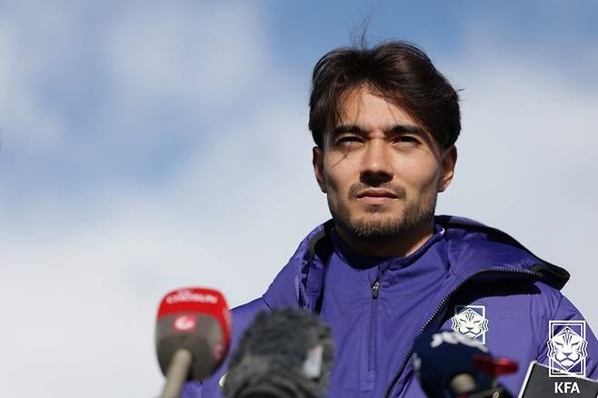 카스트로프가 지난달 26일 새벽(한국시간) 영국 밀턴 케인즈에 있는 에메르송 밸리 풋볼클럽에서 진행된 대표팀 소집 훈련에 앞서 취재진과 인터뷰하고 있다. 사진 | 대한축구협회