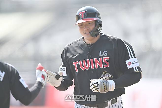 LG 이재원이 17일 수원케이티위즈파크에서 열린 2026 KBO리그 시범경기 KT전 1회초 우중월 홈런을 날린 후 구본혁과 하이파이브를 하고 있다. 수원 | 최승섭기자 thunder@sportsseoul.com