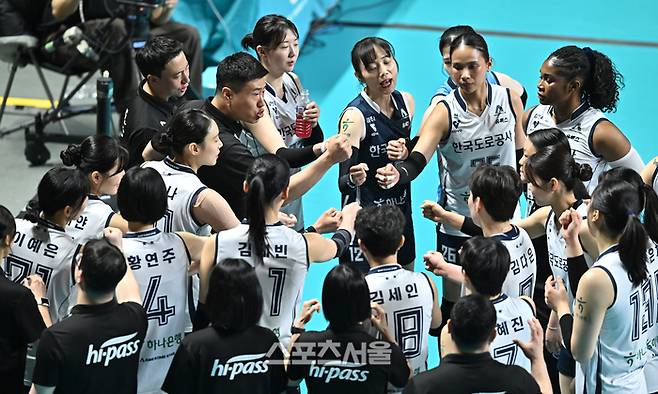 한국도로공사 김영래 감독대행이 5일 서울 장충체육관에서 열린 2025~2026 V-리그 여자부 챔피언결정전 3차전 GS칼텍스와 경기 전 선수들과 파이팅을 하고 있다. 2026. 4. 5. 장충 | 최승섭기자 thunder@sportsseoul.com