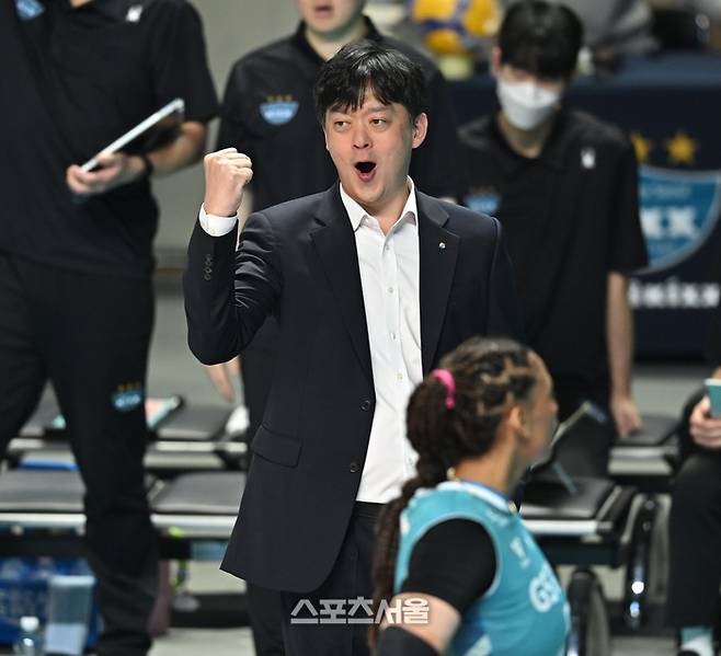 S칼텍스 이영택 감독이가 5일 서울 장충체육관에서 열린 2025~2026 V-리그 여자부 챔피언결정전 3차전 한국도로공사와 경기에서 득점 후 환호하고 있다. 2026. 4. 5. 장충 | 최승섭기자 thunder@sportsseoul.com