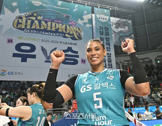 GS칼텍스 실바가 5일 서울 장충체육관에서 열린 2025~2026 V-리그 여자부 챔피언결정전 3차전 한국도로공사와 경기 승리 후 환호하고 있다. 2026. 4. 5. 장충 | 최승섭기자 thunder@sportsseoul.com