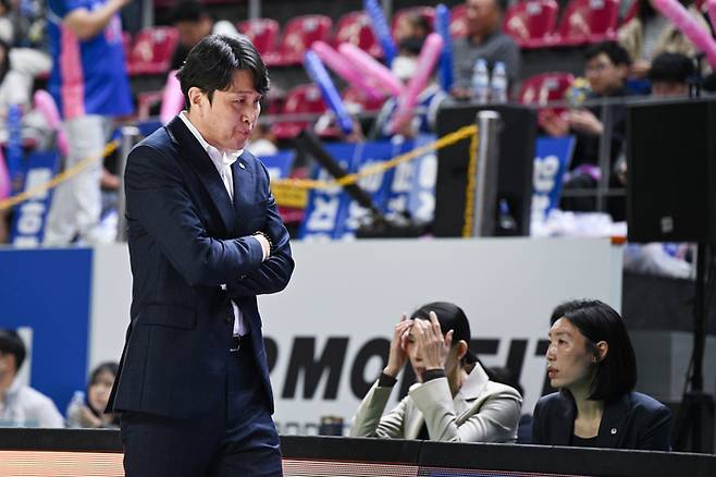 우리은행 위성우 감독이 3일 용신시실내체육관에서 열린 BNK금융 2025~2026 여자프로농구 정규리그 최종전 삼성생명과 경기에서 생각에 잠겨 있다. 사진 | WKBL