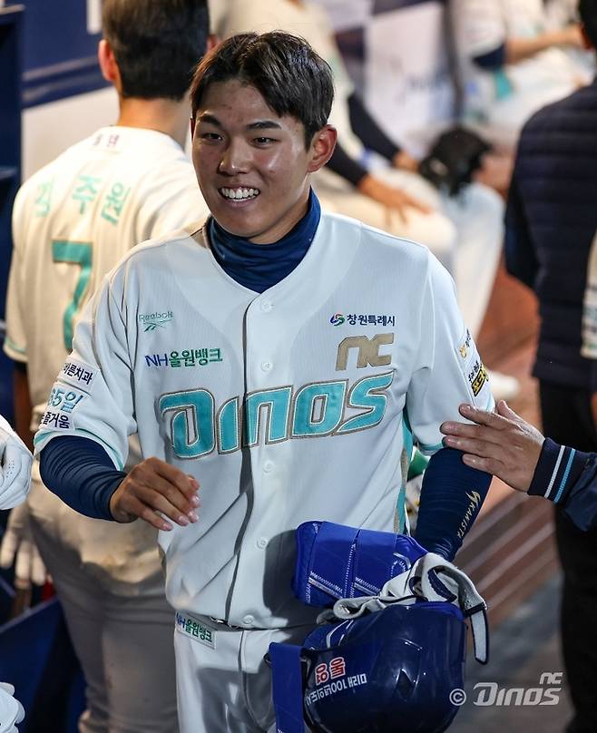 NC 신재인이 1일 창원NC파크에서 열린 2026 KBO리그 정규시즌 롯데와 경기에서 홈런을 터뜨린 후 더그아웃으로 돌아와 기뻐하고 있다. 사진 | NC 다이노스