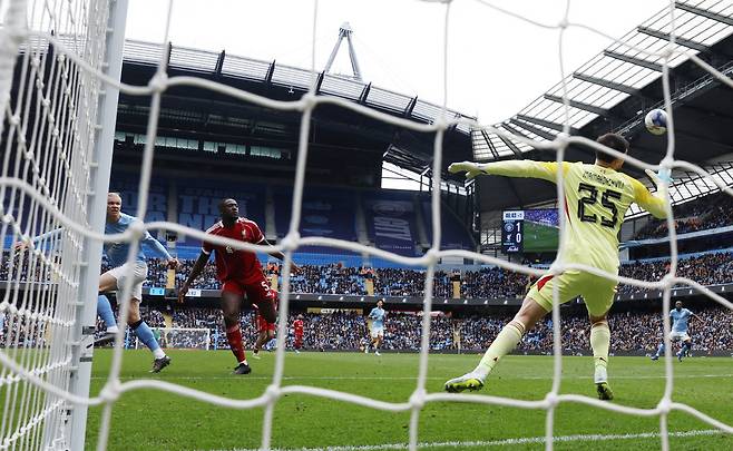 Soccer Football - FA Cup - Quarter Final - Manchester City v Liverpool - Etihad Stadium, Manchester, Britain - April 4, 2026 Manchester City's Erling Haaland scores their second goal past Liverpool's Giorgi Mamardashvili Action Images via Reuters/Jason Cairnduff
<저작권자(c) 연합뉴스, 무단 전재-재배포, AI 학습 및 활용 금지>