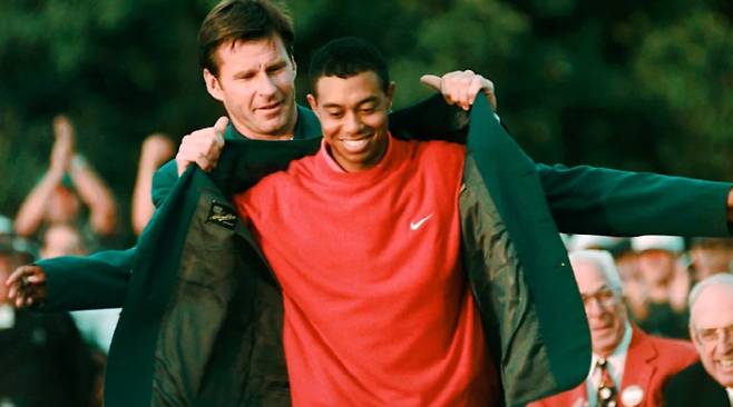 1997년 마스터스 토너먼트 시상식에서 타이거 우즈에게 그린 재킷을 입혀주는 닉 팔도의 모습. AP연합뉴스