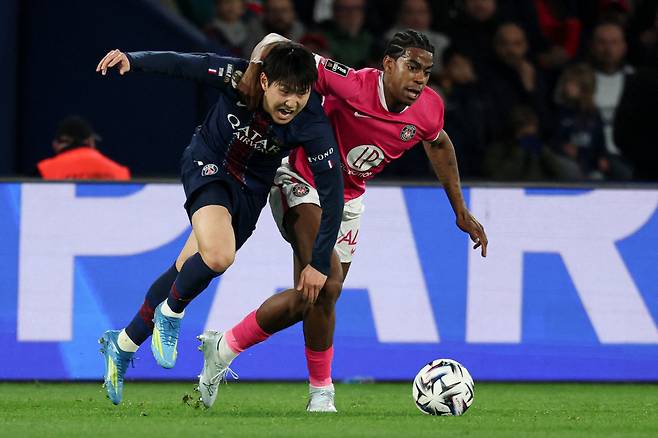 Toulouse's French defender #24 Dayann Methalie (R) and Paris Saint-Germain's South Korean midfielder #19 Lee Kang-in fight for the ball during the French L1 football match between Paris Saint-Germain (PSG) and Toulouse FC at the Parc des Princes stadium in Paris on April 3, 2026. (Photo by Anne-Christine POUJOULAT / AFP)
<저작권자(c) 연합뉴스, 무단 전재-재배포, AI 학습 및 활용 금지>