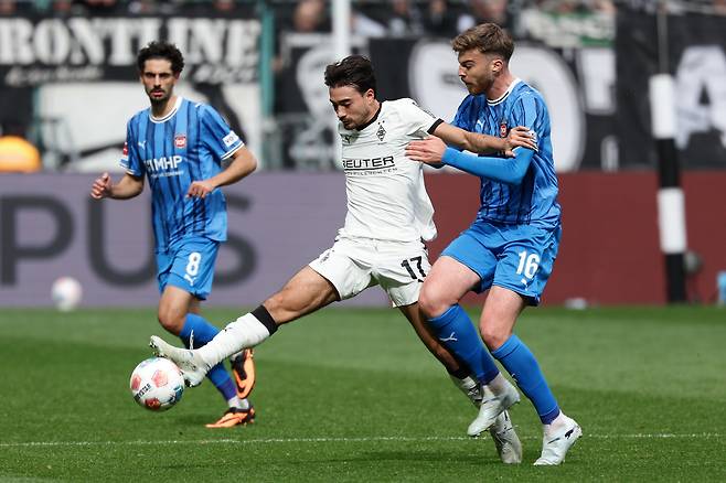 (260405) -- MOENCHENGLADBACH, April 5, 2026 (Xinhua) -- Jens Castrop (C) of Borussia Moenchengladbach vies with Julian Niehues (R) of 1. FC Heidenheim 1846 during the German first division of Bundesliga football match between Borussia Moenchengladbach and 1. FC Heidenheim 1846 in Moenchengladbach, Germany, April 4, 2026. (Photo by Joachim Bywaletz/Xinhua)
<저작권자(c) 연합뉴스, 무단 전재-재배포, AI 학습 및 활용 금지>