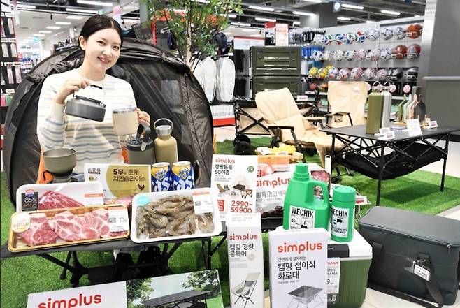 대형마트 휴무일? 이마트·롯데마트·홈플러스·코스트코 ‘할인대전’=이마트·롯데마트·홈플러스·코스트코 등 대형마트가 이번 주는 각사별 특색있는 할인행사에 돌입한다. 이마트는 ‘2026 랜더스 쇼핑페스타(랜쇼페)’를, 롯데마트는 '메가통큰' 행사 2주 차를, 홈플러스는 야외활동 수요를 겨냥한 '메가 캠크닉 대전' 행사를 진행한다. ©사진=홈플러스: 대형마트 휴무일? 이마트·롯데마트·홈플러스‧코스트코 등 마트 휴무일, 쉬는날