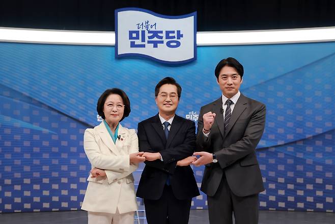 더불어민주당 추미애(왼쪽부터)·김동연·한준호 경기도지사 경선 후보가 지난 1일 합동 토론회 전 기념 촬영하고 있다. /연합뉴스
