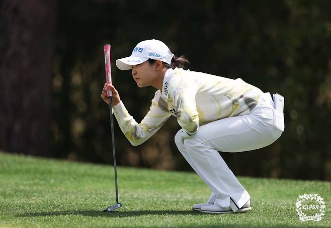 고지원이 3번 홀에서 그린을 파악하고 있다. KLPGA 제공