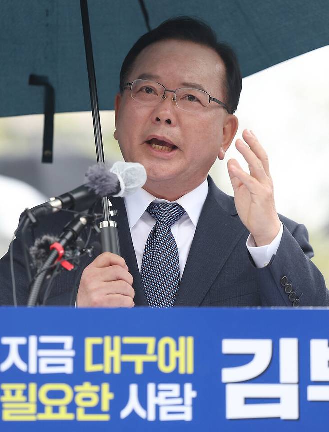 더불어민주당 소속 김부겸 전 국무총리가 2026년 3월30일 오후 대구 중구 동성로 2·28기념중앙공원에서 대구시장 선거 출마 선언을 하고 있다. 연합뉴스
