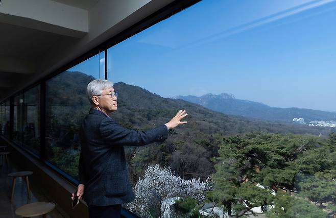 탁무권 대표가 '더숲 아카데미 하우스' 본관의 북카페에서 풍경을 살피고 있다. 권혁재 사진전문기자