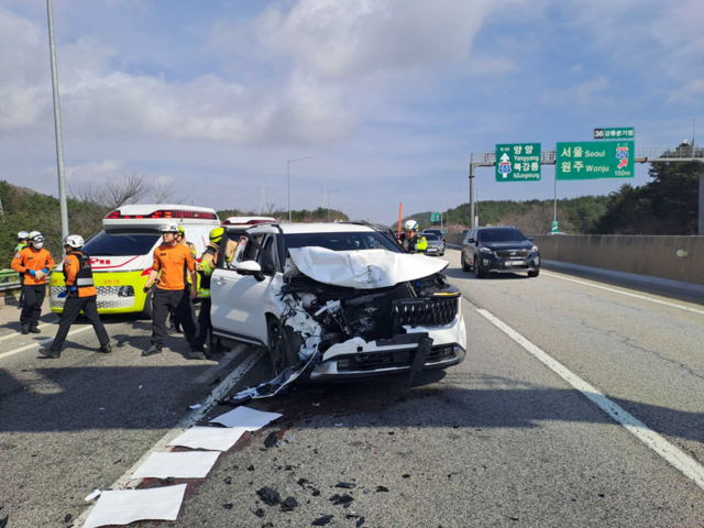▲ 5일 오전 9시 32분쯤 강릉시 성산면 동해고속도로 강릉 JC 인근에서 3중 추돌사고가 발생해 40대 여성이 부상을 입었다. 강원도소방본부 제공