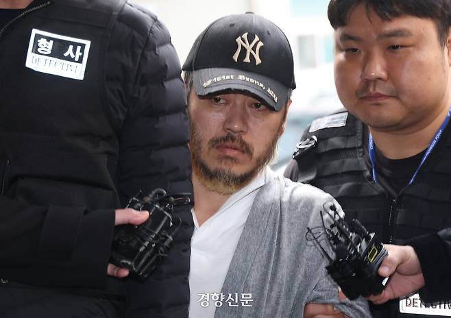 필리핀에서 송환된 박왕열이 27일 오전 경기 의정부시 의정부지법에서 열린 구속 전 피의자심문(영장실질심사)에 출석하고 있다. 권도현 기자