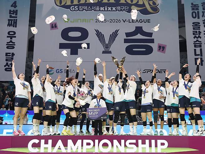 우리가 해냈다 GS칼텍스 선수들이 5일 장충체육관에서 끝난 2025~2026시즌 V리그 챔피언결정전 3차전에서 5년 만의 우승을 확정한 뒤 시상대에 올라 세리머니를 하고 있다. 연합뉴스