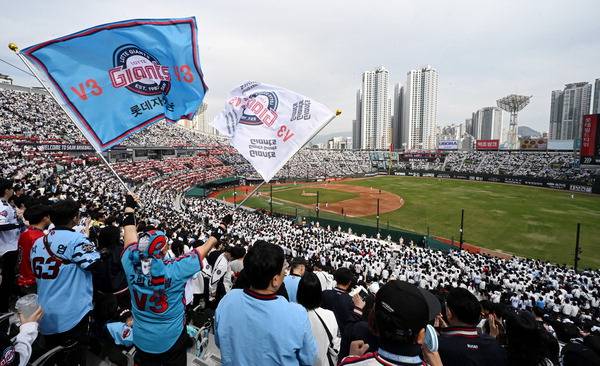 2026 신한 SOL KBO 정규리그 롯데 자이언츠와 SSG 랜더스의 경기가 열린 5일 부산 사직야구장에 많은 관중이 찾아 열띤 응원을 펼치고 있다. 지난 3일부터 홈 개막 3연전이 열린 사직야구장은 연일 매진을 기록했다. 김성효 선임기자 kimsh@kookje.co.kr