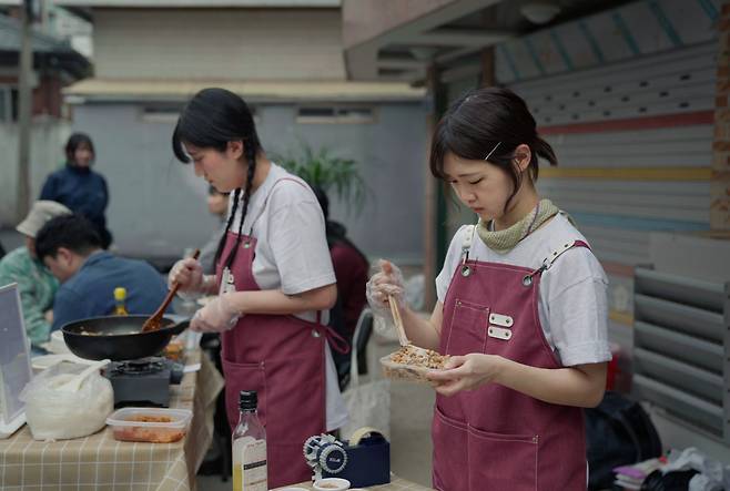 A stall prepares natto kimchi fried rice during the second "natto competition" held at Nottodo Natto & Bar in Hyochang Park, Seoul, on March 29. (Tammy Park/The Korea Herald)