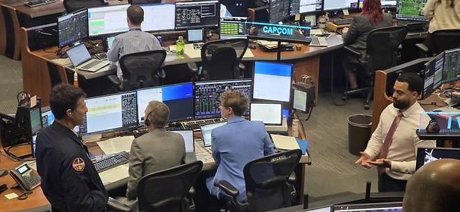 릭 헨플링(왼쪽 첫 번째) 미국 항공우주국(NASA) 비행 총괄이 3일(현지시간) 미국 텍사스주 휴스턴에 있는 존슨 우주센터 임무통제실에서 팀원과 이야기를 나누고 있다.