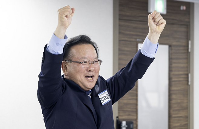 김부겸 전 국무총리 6·3 지방선거 대구시장에 출사표를 던진 김부겸 전 국무총리가 3일 서울 영등포구 여의도 더불어민주당 중앙당사에서 열린 공천 심사 면접에서 파이팅을 외치고 있다. 연합뉴스