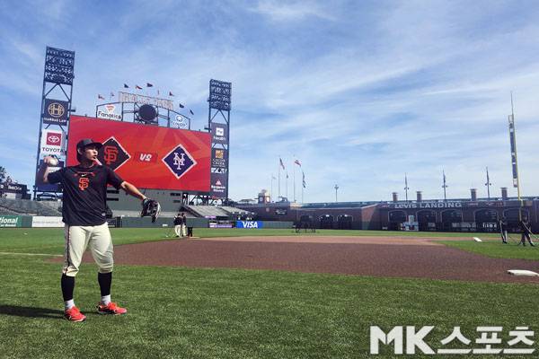이정후가 훈련을 앞두고 캐치볼로 몸을 풀고 있다. 사진(美 샌프란시스코)= 김재호 특파원