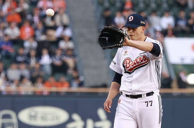 어깨 근육 손상 부상을 당한 플렉센. 사진=두산 제공