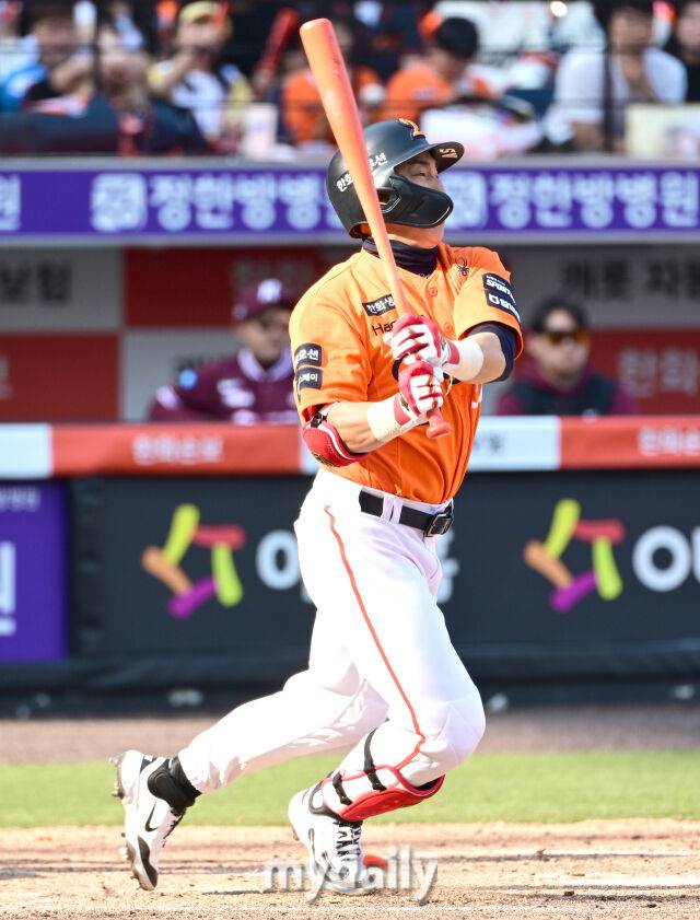 2026년 3월 28일 오후 대전 한화생명볼파크에서 열린 ‘2026 신한 SOL KBO리그' 개막전 키움 히어로즈와 한화 이글스의 경기. 한화 손아섭이 7회말 대타로 나와 2루수 땅볼을 치고 있다./마이데일리