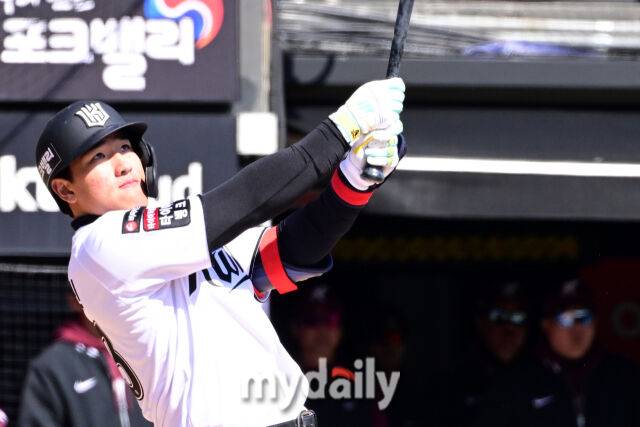 KT 안현민이 19일 오후 경기도 수원KT위즈파크에서 진행된 ‘2026 신한 SOL KBO리그’ 키움-KT의 시범경기에서 큼직한 타구를 때리고 있다. 안현민은 1회말 선제 솔로 홈런을 때렸다./마이데일리