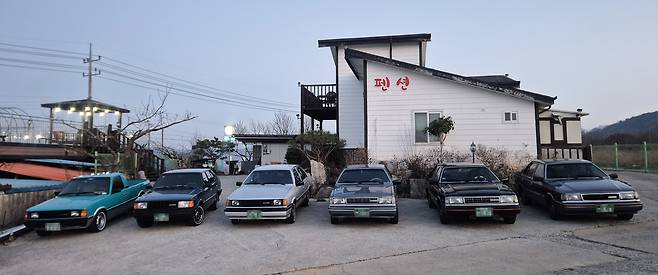 지난 3월 말 충남 예산 예당저수지에서 열린 네이버 카페 ‘포니타는사람들’의 1박 2일 모임 현장. 포니와 스텔라 차량들이 나란히 주차돼 있다. 김상국 씨 제공