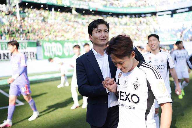 전북 정정용 감독은 “공격수는 골로 말한다”며 4일 울산과 K리그1 라이벌전에서 교체 출전해 후반 종료직전 쐐기골을 터트린 이승우를 칭찬했다. 선발 출전이 가까워진 모습이다. A매치 휴식기를 앞두고 대전하나시티즌 원정을 승리한 뒤 정 감독이 이승우를 격려하는 모습. 사진제공|한국프로축구연맹