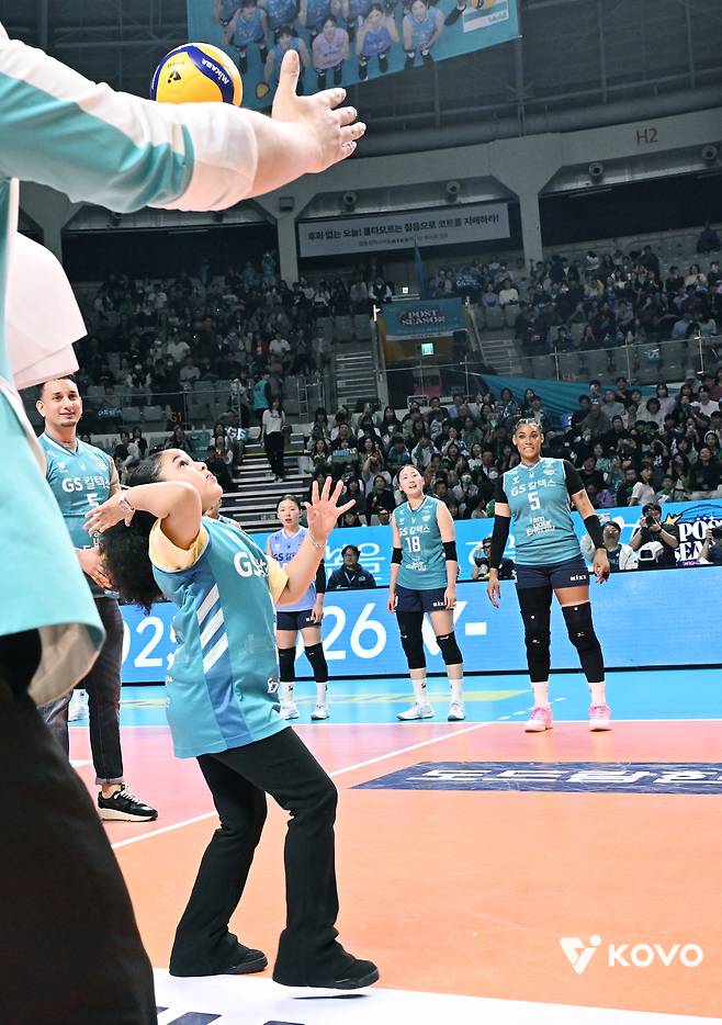 시구를 하는 시아나와 딸을 지켜보는 실바. KOVO 제공