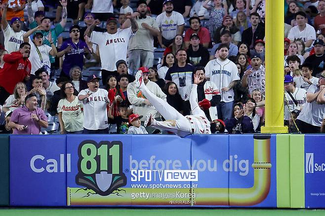 ▲ LA 에인절스 외야수 조 아델(등번호 7번)이 JP 크로포드의 홈런성 타구를 잡는 장면. 아델은 시애틀 매리너스와 경기에서 홈런성 타구를 3개나 훔쳤다. 피해자는 칼 랄리와 조시 네일러, 그리고 JP 크로포드다. 크로포드의 타구는 동점 홈런이 될 수도 있었다.