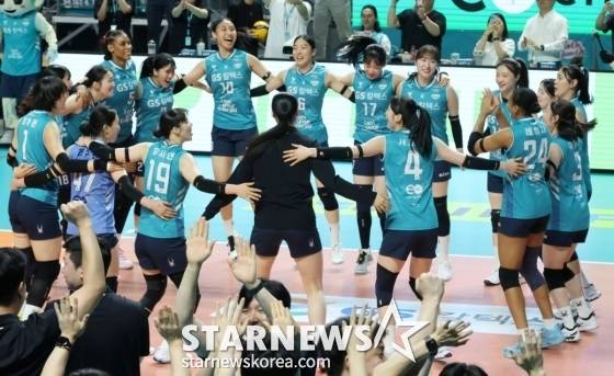 우승 확정 후 기뻐하는 GS칼텍스 선수들. /사진=김진경 대기자