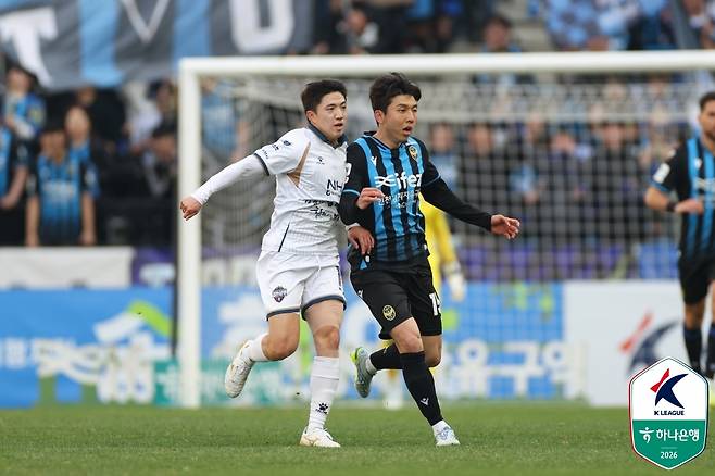 5일 인천축구전용경기장에서 열린 하나은행 K리그1 2026 6라운드 인천 유나이티드와 김천 상무의 경기, 치열한 볼 경합을 펼치고 있는 인천 서재민(오른쪽)과 김천 박세진. /사진=한국프로축구연맹 제공