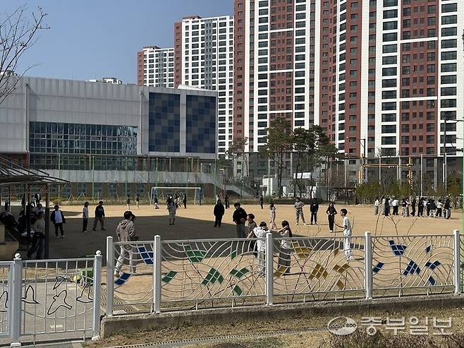 인천 이음초등학교 운동장에서 세 개 학급이 동시에 수업을 진행하고 있다. 장수빈 기자