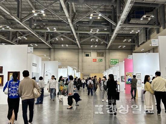 ▲ 지난 3~5일 부산 벡스코 제1전시장에서 열린 '제15회 부산국제화랑아트페어(2026 BAMA)'를 찾은 관람객들이 작품을 감상하고 있다. 부산화랑협회 제공